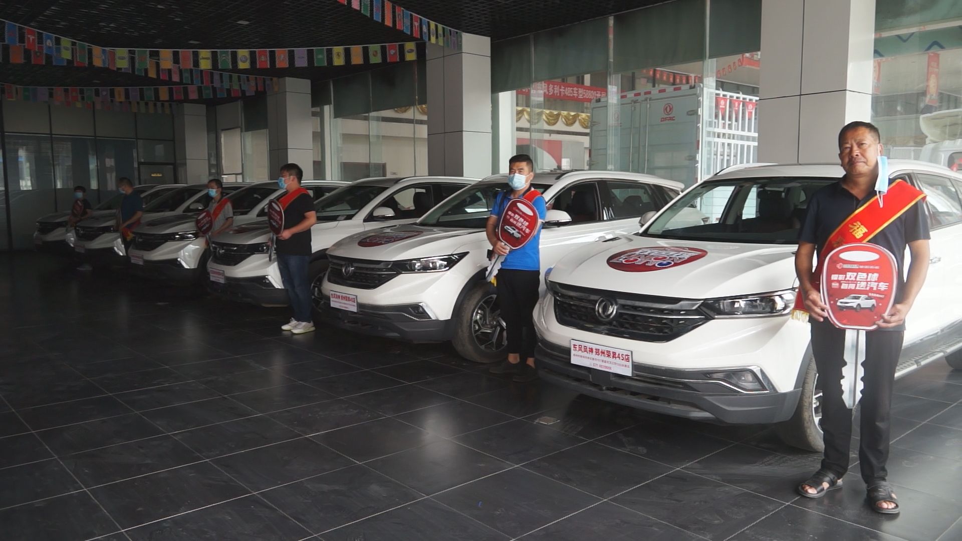 第六期6位彩民领走汽车 福彩双色球每周送汽车运动正举行