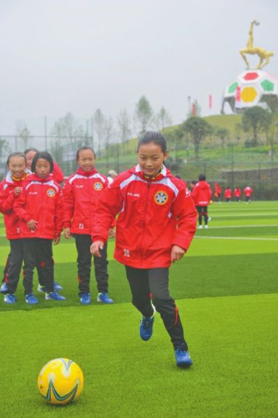 大凉山放飞绿茵梦 四川组建全国首支彝族女子足球队