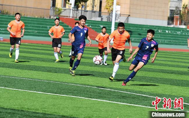 图为青少年足球选手在角逐中。 杨艳敏 摄 图为青少年足球选手在角逐中。 杨艳敏 摄