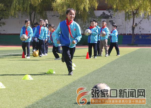 足球小将驰骋校园绿茵场