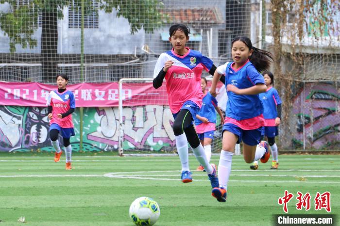 女孩们在反抗赛中拼抢足球。　林楷煜 摄