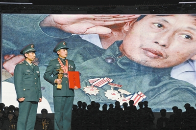 全军和武警步队“百名好班长新闻人物”颁奖仪式在北京中国剧院举办